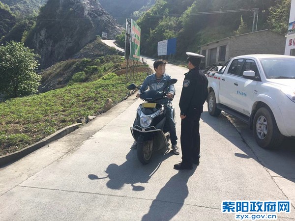 毛坝交警:开展未成年驾驶摩托车专项整治 (2).jpg