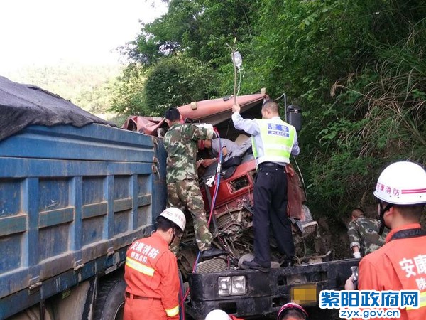 货车追尾女子被困 警消联合成功救援 (2).jpg