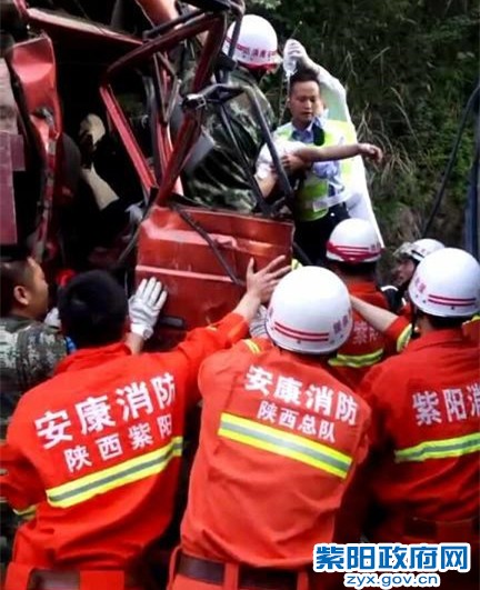 货车追尾女子被困 警消联合成功救援 (4).jpg