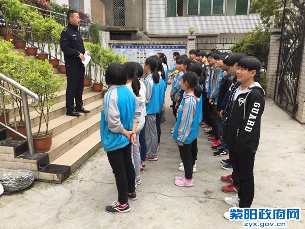 5、【组织学生进警营 密切警民新关系】1.JPG