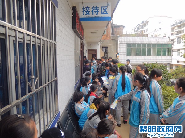 5、【组织学生进警营 密切警民新关系】2.JPG