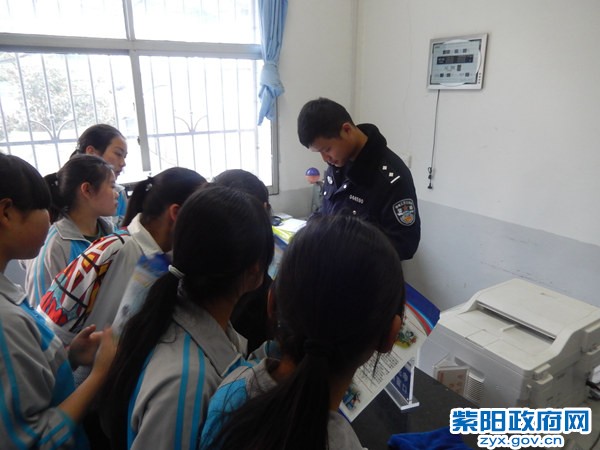 5、【组织学生进警营 密切警民新关系】3.JPG
