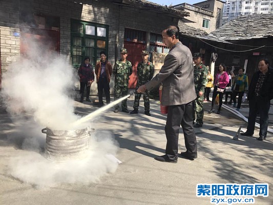 1、【消防演练进社区 确保安全重防范】3.jpg