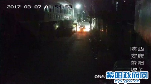 指挥中心女子深夜坐街头1_副本.jpg