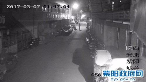 指挥中心女子深夜坐街头2_副本.jpg
