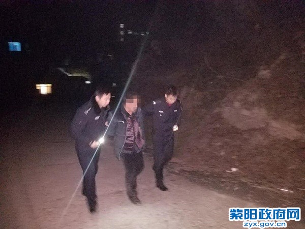 毛坝所:联合巡查救助醉汉.jpg