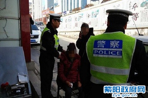 1、【老人发病险跌倒 巡逻民警忙救助】1.jpg