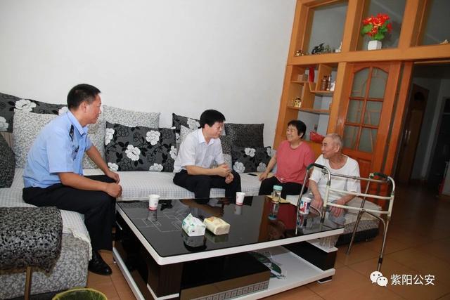 紫阳：郭子平书记亲切看望慰问罗春明烈士父母