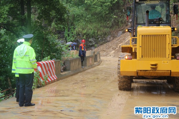 紫阳：启动“123”路警联勤联动机制冒雨排查整治道路交通安全隐患 (4).JPG