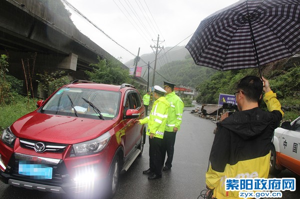 紫阳：启动“123”路警联勤联动机制冒雨排查整治道路交通安全隐患 (5).jpg